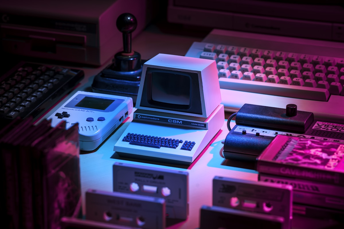 Setup gaming con monitor e tastiera — scena indie